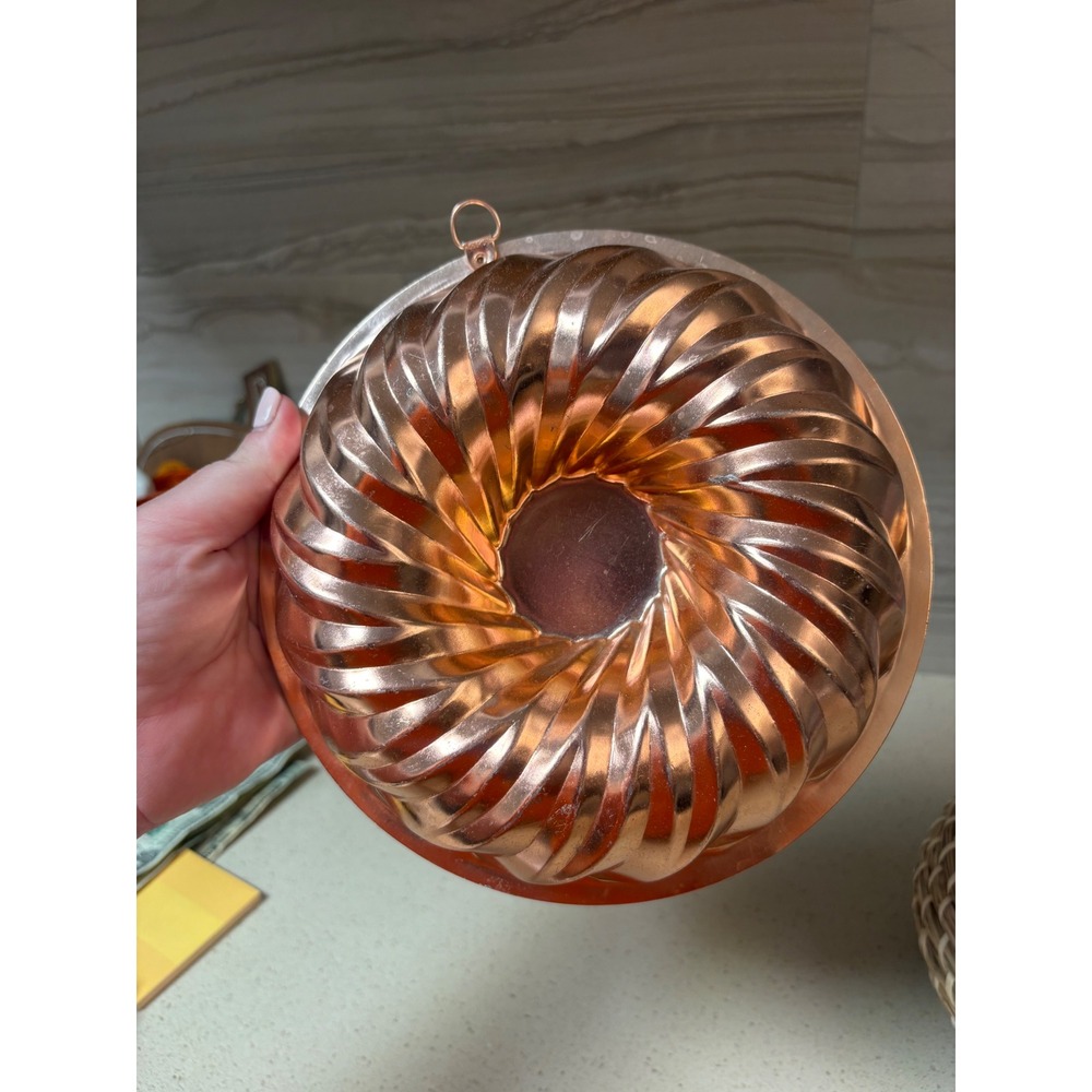 Vintage pink metal Bundt Cake Pan Spiral Fluted Mold Wall Decor Hanging 8"
